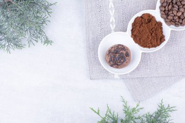 Çikolatalı kurabiye, kakao ve beyaz kaselerde kahve çekirdekleri. Yüksek kalite fotoğraf