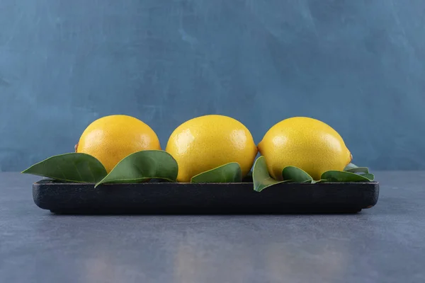 木製ボード上の3つの新鮮なレモン 高品質の写真 — ストック写真