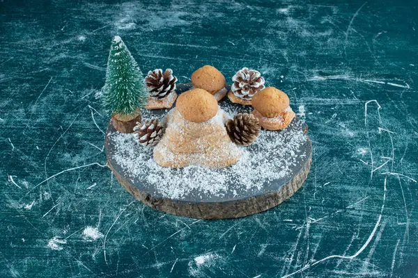 Wooden Dark Board Cupcakes Pinecones Powdered Sugar High Quality Photo — Stock Photo, Image