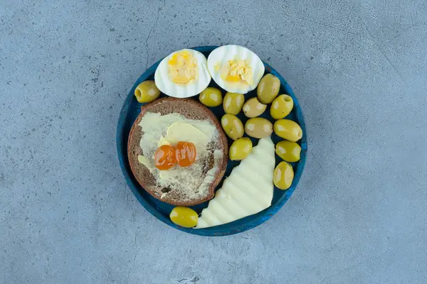 Vařená Vejce Plátek Sýra Máselník Zelené Olivy Modrém Podnosu Mramorovém — Stock fotografie