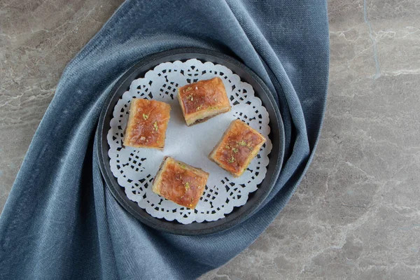 Fyra Läckra Baklava Mörk Tallrik Högkvalitativt Foto — Stockfoto