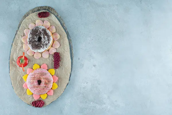 Twee Donuts Met Dennenappels Zoete Snoepjes Hoge Kwaliteit Foto — Stockfoto