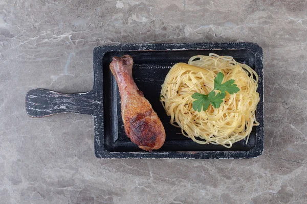 Pittige Spaghetti Naast Kippendrumstick Het Houten Dienblad Marmeren Achtergrond Hoge — Stockfoto