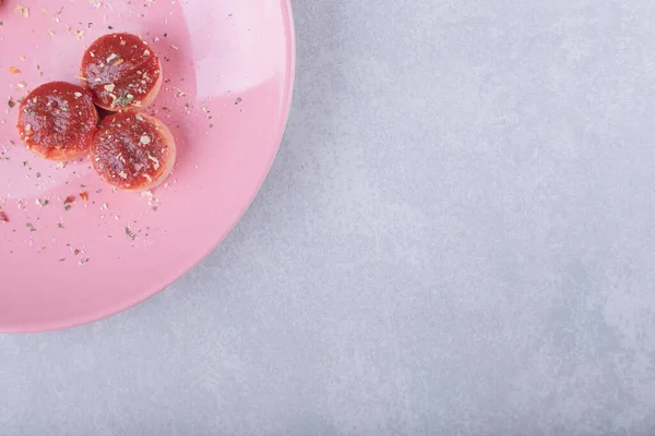 Deliciosas Salchichas Fritas Con Ketchup Plato Rosa Foto Alta Calidad — Foto de Stock