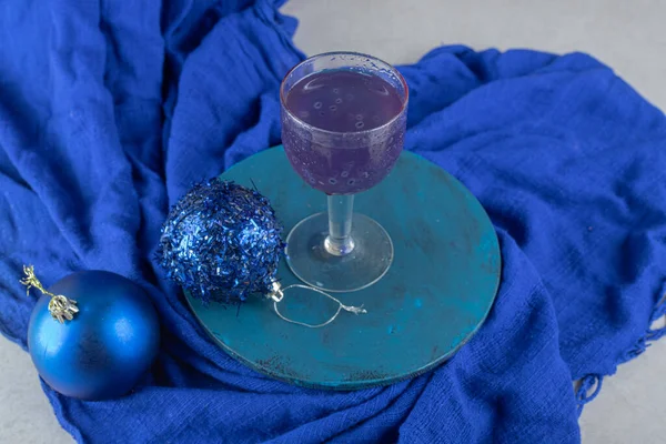 Blauwe Cocktail Met Glinsterende Kerstballen Blauw Bord Hoge Kwaliteit Foto — Stockfoto