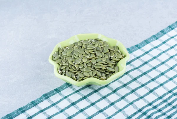 一碗干豌豆 准备在大理石背景上烘烤 高质量的照片 — 图库照片