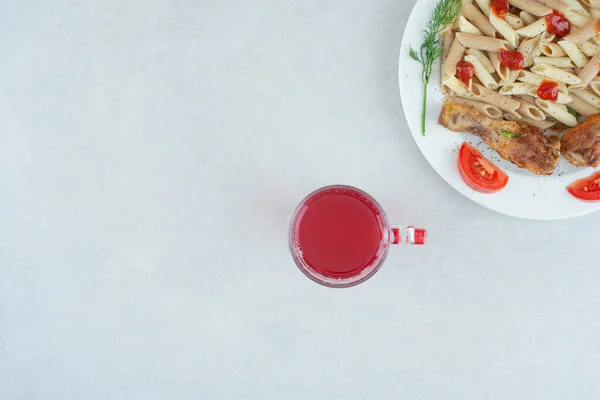 Vit Tallrik Med Läcker Pasta Och Skivade Grönsaker Högkvalitativt Foto — Stockfoto