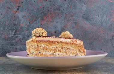 Mor bir tabak lezzetli pasta ve karamel. Yüksek kalite fotoğraf