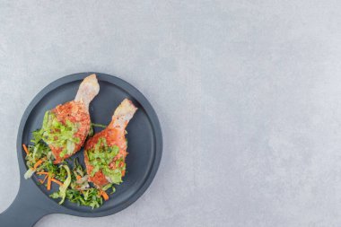 Çiğ tavuk köri renginde, ahşap tahtada beyaz arka planda düzenlenmiş. Yüksek kalite fotoğraf