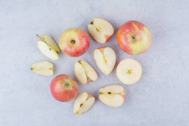 Beyaz arka planda dilimleri olan koca bir elma. Yüksek kalite fotoğraf