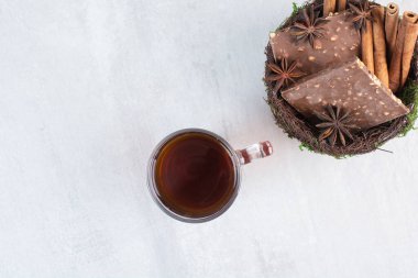 Bir kase fındıklı çikolata ve tarçınlı çay. Yüksek kalite fotoğraf