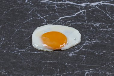 Tek yumurta, mermer arka planda. Yüksek kalite fotoğraf