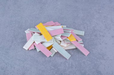 Mermer arka planda lezzetli aromalı sakız şeritleri. Yüksek kalite fotoğraf