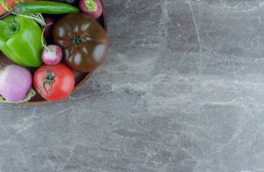 Konteynır karışık sebzelerle dolu, mermer arka planda. Yüksek kalite fotoğraf