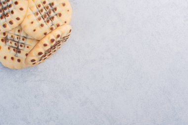 Mermer zemin üzerinde küçük bir demet kurabiye. Yüksek kalite fotoğraf