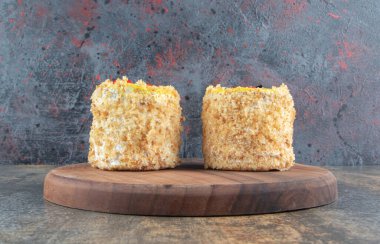 Lezzetli kekleri olan ahşap bir tahta. Yüksek kalite fotoğraf