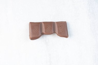 Taş zeminde bir parça çikolata. Yüksek kalite fotoğraf