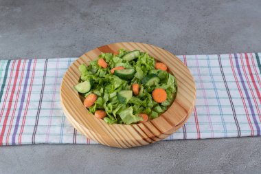 Masa örtüsünde sebze salatası olan tahta bir tahta. Yüksek kalite fotoğraf
