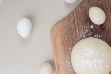 Tahta kesme tahtasının üzerinde üç tavuk taze beyaz yumurta. Yüksek kalite fotoğraf