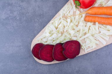 Beyaz bir tabakta izole edilmiş çeşitli sebzeler. Yüksek kalite fotoğraf