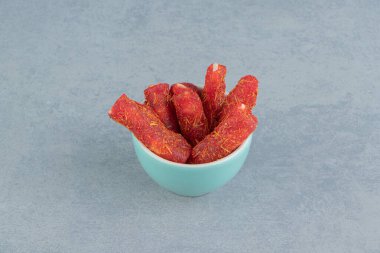 Şeker kaplı Türk lokumu mermer kaplamalı tabakta. Yüksek kalite fotoğraf