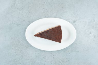 Beyaz tabakta ev yapımı tiramisu dilimi. Yüksek kalite fotoğraf