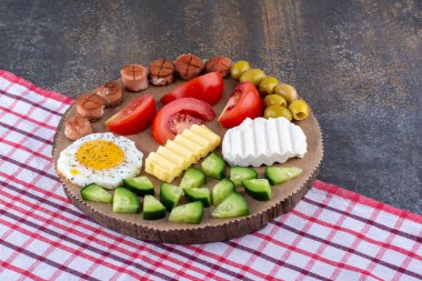Karışık malzemeli ahşap kahvaltı tabağı. Yüksek kalite fotoğraf