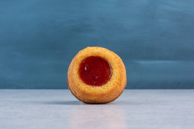 Mermer arka planda jöleli küçük pasta. Yüksek kalite fotoğraf