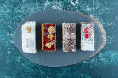 Tahtada bir sürü lezzetli kek var. Yüksek kalite fotoğraf