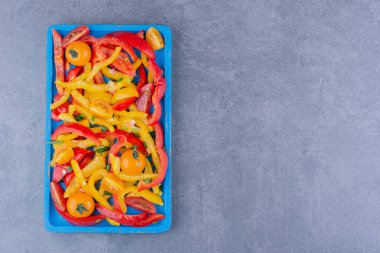 Mavi arka planda kiraz domatesli renkli dolmalık biber salatası. Yüksek kalite fotoğraf