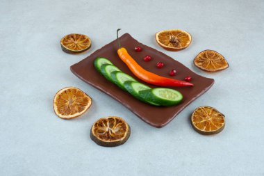 Dilimlenmiş salatalık ve kırmızı biber tabağı. Yüksek kalite fotoğraf