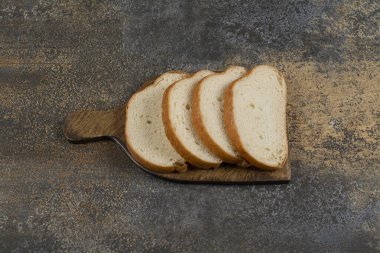 Tahtada taze dilimlenmiş ekmek. Yüksek kalite fotoğraf