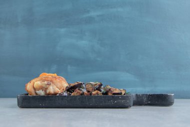 Kızarmış tavuk eti ve kızarmış patlıcanla ahşap bir tahta. Yüksek kalite fotoğraf