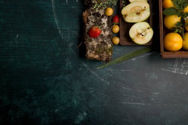 Tahta nesneler üzerindeki taze meyveler izole edilmiş mermer arka plan