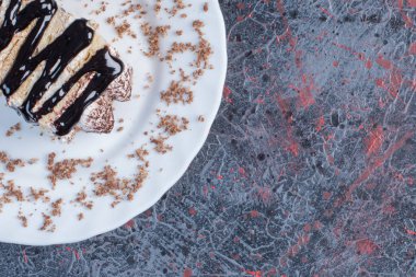 Taze çikolatalı kek dilimi beyaz latte. Yüksek kalite fotoğraf