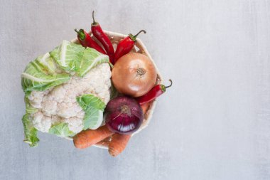 Tahta sepette taze organik sebzeler. Yüksek kalite fotoğraf