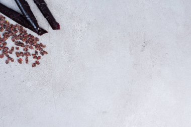 Mermer arka planda kuru üzüm ve vişneli erik çerezleri. Yüksek kalite fotoğraf