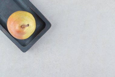 Koyu tabakta taze armut. Yüksek kalite fotoğraf