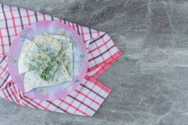 Tabakta, havluda, mermer zeminde nefis yaralar var. Yüksek kalite fotoğraf