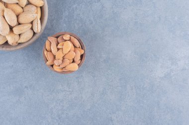 Mermer zemin üzerinde kabuklu ve kabuksuz badem. Yüksek kalite fotoğraf