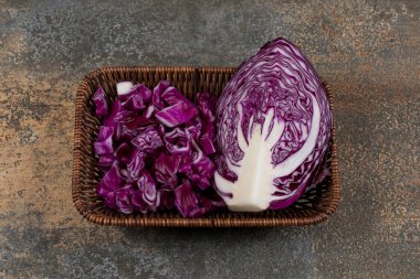 Hasır sepette kırmızı lahana, mermer arka planda. Yüksek kalite fotoğraf