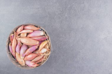 Mermer arka planda bir kase soğan. Yüksek kalite fotoğraf