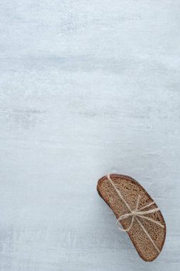 Çavdar ekmeği, halat taş yüzeyiyle bağlanmış. Yüksek kalite fotoğraf
