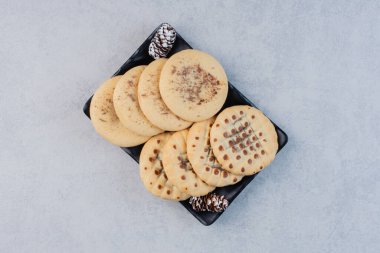 Siyah tabakta mermer zemin üzerinde çıtır çıtır kurabiyeler. Yüksek kalite fotoğraf