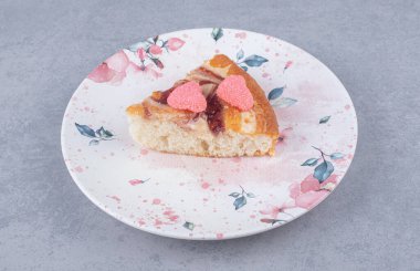 Masa arkasında ev yapımı, lezzetli bir dilim turta.