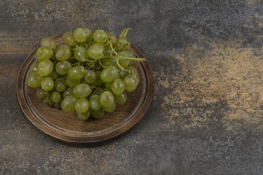 Tahtadaki olgun yeşil üzümler. Yüksek kalite fotoğraf