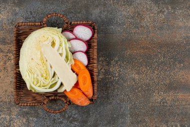 Turp, havuç ve yarım lahana sepette, mermer arka planda. Yüksek kalite fotoğraf