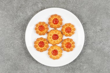 Beyaz tabakta reçelli ev yapımı kurabiyeler. Yüksek kalite fotoğraf