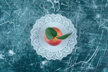 mavi arkaplandaki elmanın üstünde tek bir lezzetli elma. Yüksek kalite fotoğraf