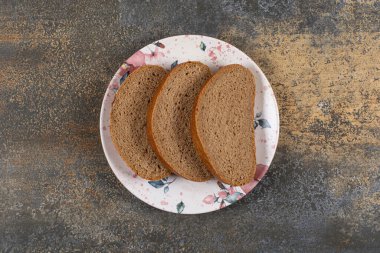 Ev yapımı siyah ekmek dilimleri renkli tabaklar. Yüksek kalite fotoğraf